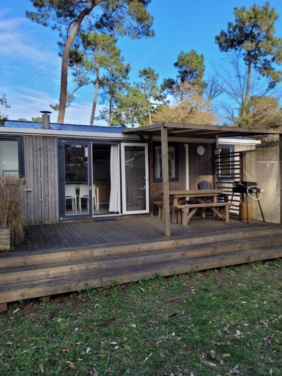 Salon et terrasse du mobil-home Mobil-home T016 au camping Camping La Pinede, Les Mathes