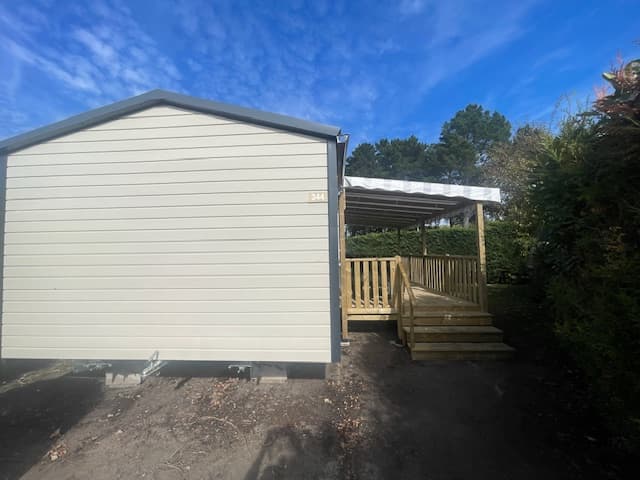Salon et terrasse du Mobil-home CC344 sur Les Charmettes, Nouvelle-Aquitaine